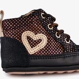 Leren babyschoenen met stippen en hartjes