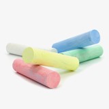 Stoepkrijten in een emmer