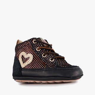 Groot leren babyschoenen met stippen en hartjes