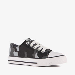 Jongens gympen met camouflageprint zwart grijs