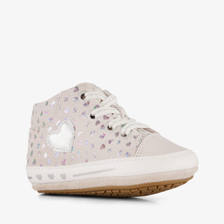 Groot leren babyschoenen met hartjes roze