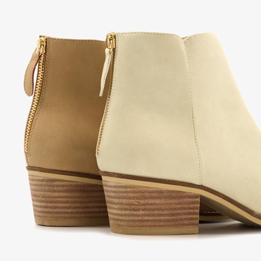 Witte enkellaarsjes met hak