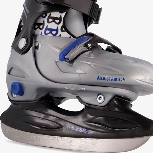 Kasked Rider kinder ijshockeyschaatsen