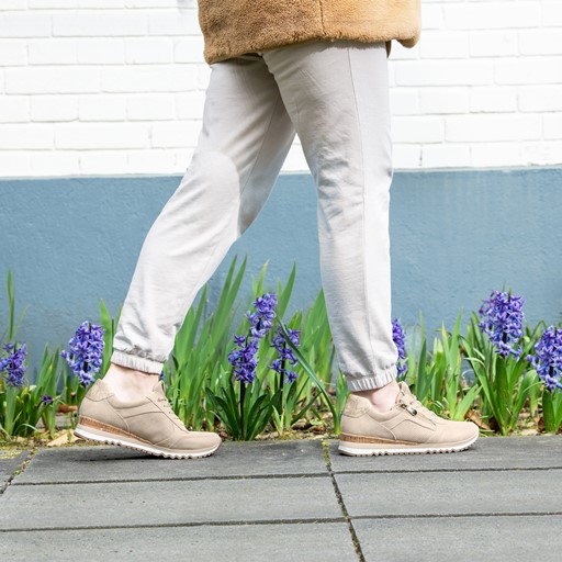 Dames sneakers met slangenprint beige