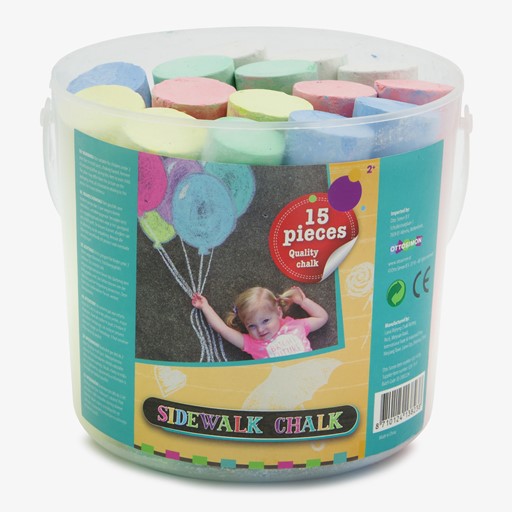 Stoepkrijten in een emmer