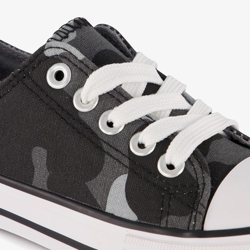 Jongens gympen met camouflageprint zwart grijs
