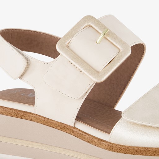 Dames sandalen met sleehak beige goud