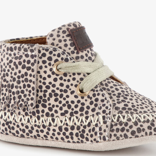 Leren babyschoenen met stippen en franjes beige