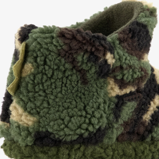Hoge jongens pantoffels met camouflageprint groen