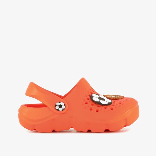 Jongens klompen met voetbal oranje