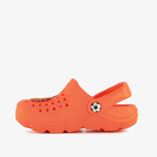 Jongens klompen met voetbal oranje