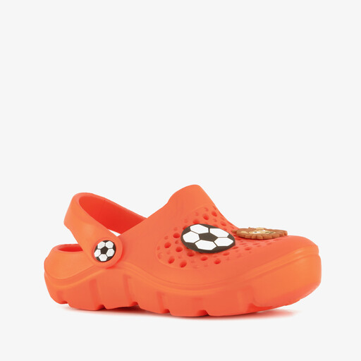 Jongens klompen met voetbal oranje