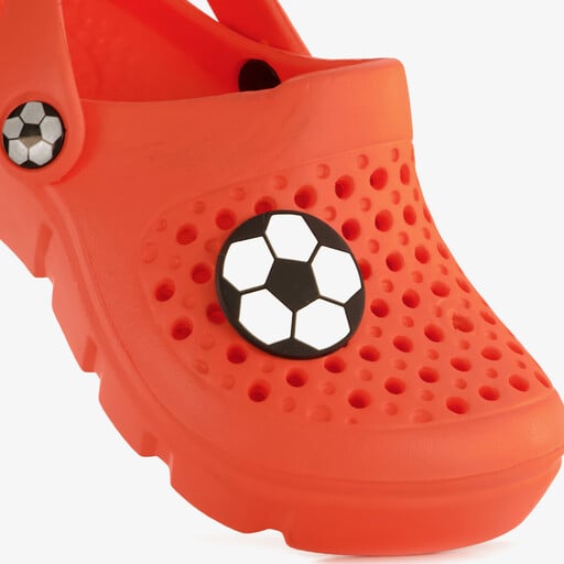 Jongens klompen met voetbal oranje