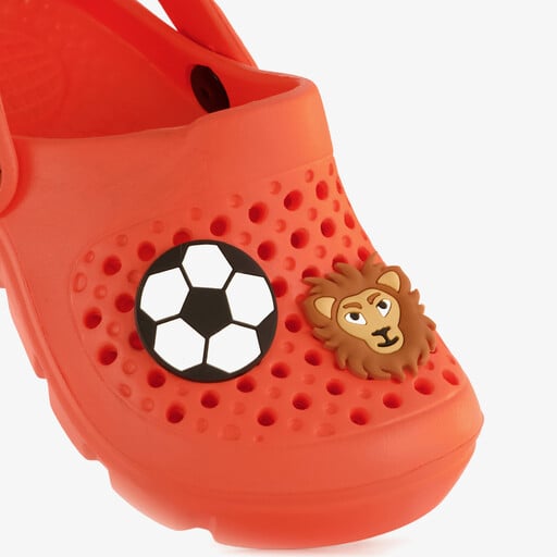 Jongens klompen met voetbal oranje