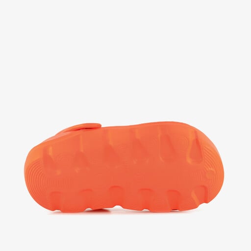 Jongens klompen met voetbal oranje