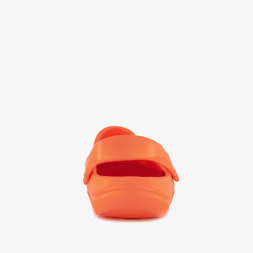 Jongens klompen met voetbal oranje