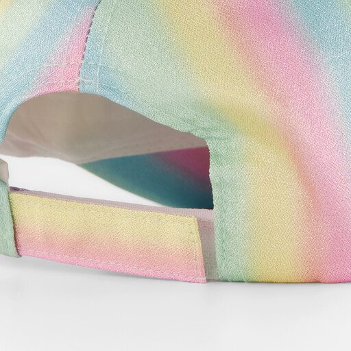Meisjes pet met regenboogkleuren