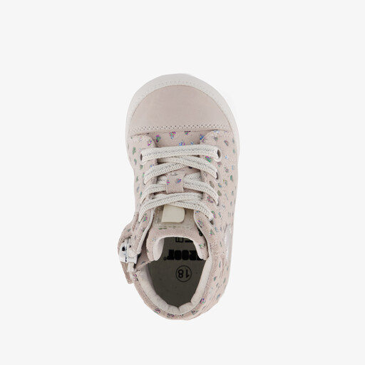 Leren babyschoenen met hartjes roze