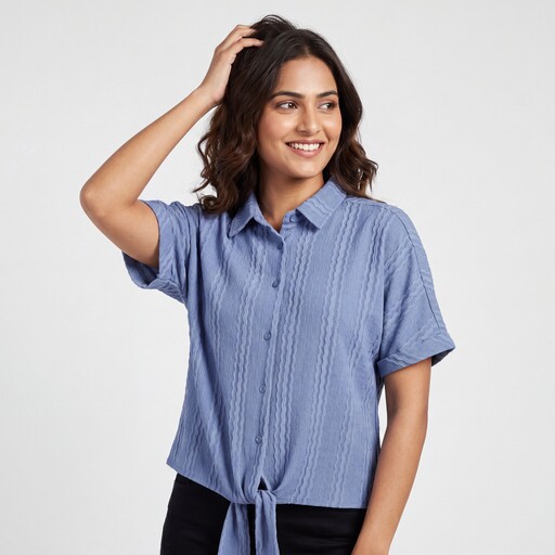 Dames blouse met korte mouwen en knoopdetail