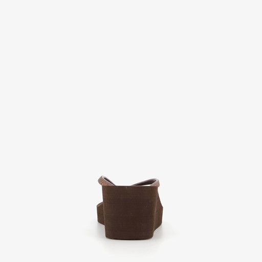 Dames teenslippers met sleehak bruin