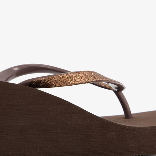 Dames teenslippers met sleehak bruin