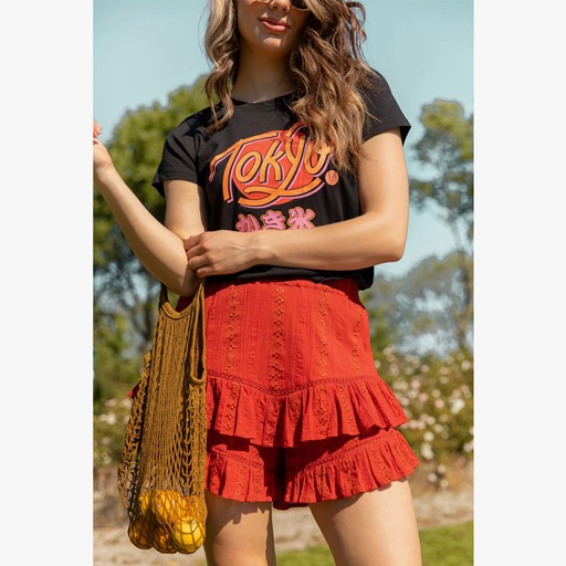 Dames short met broderie oranje