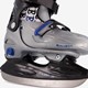Kasked Rider kinder ijshockeyschaatsen